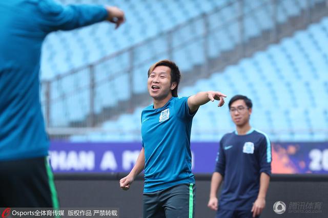 她也知道，她的父亲伊藤雄彦，绝不会允许自己与外国男人有任何发展的可能，他早就无数次向自己明确过，他只能接受自己将来嫁给日本人，而且是有纯粹日本血统的日本人。